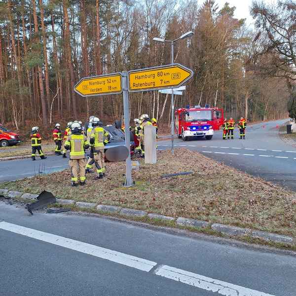 FW-ROW: Schwerer Verkehrsunfall auf der B215 - Großaufgebot an Rettungskräften