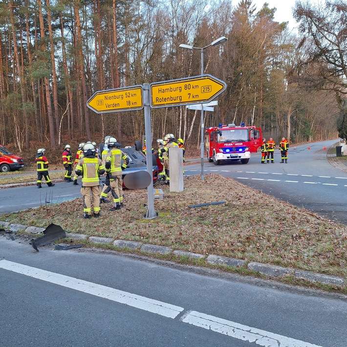 FW-ROW: Schwerer Verkehrsunfall auf der B215 - Großaufgebot an Rettungskräften