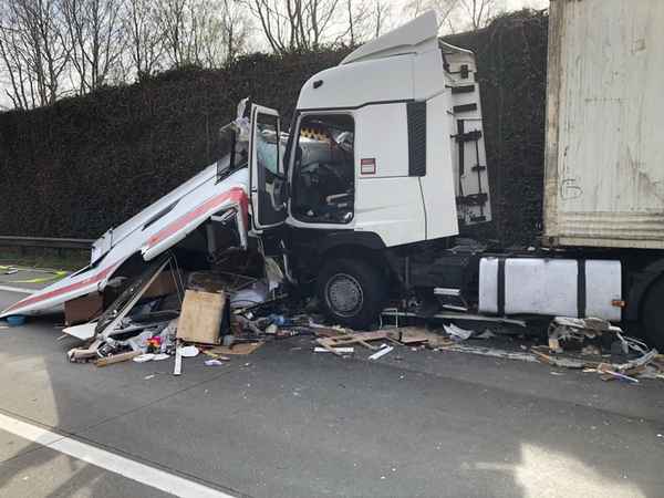 FW Bremerhaven: Die Feuerwehr Bremerhaven rückte am Freitag, den 11.04.2025 in kürzester Zeit zu vier Einsätzen aus.