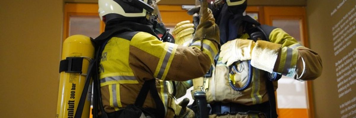 FW Dresden: Einsatzkräfte finden leblose Person nach Brand in einer Wohnung