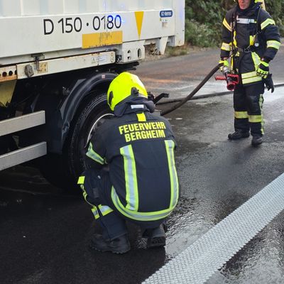 FW Bergheim: LKW brennt auf Autobahn 61 Heißgelaufene Bremse an LKW-Anhänger - Einspurige Sperrung