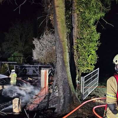 FW Burscheid: Schuppen brennt - Feuerwehr verhindert Ausbreitung des Feuers auf Wohngebäude