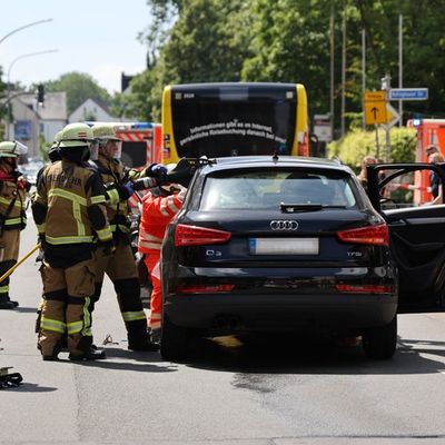 FW-E: Verkehrsunfall zwischen Pkw und Bus - Fahrerin nach technischer Rettung ins Krankenhaus transportiert