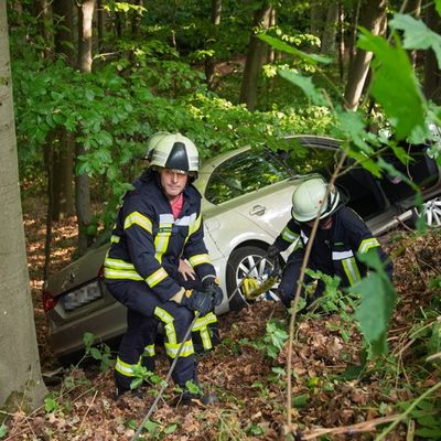 FW LK Neunkirchen: Unfall in Neunkircher Zoostraße - Auto stürzt Böschung hinab