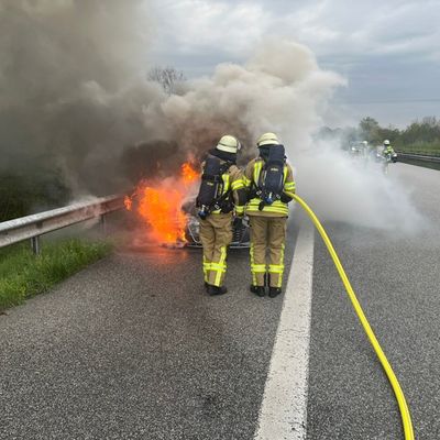 FW Bremerhaven: PKW-Brand auf der BAB 27