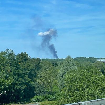 FW-BO: Gartenlaubenbrand in Hofstede verursacht weit sichtbare Rauchsäule