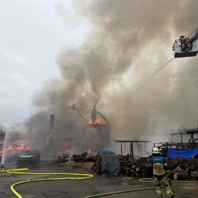 FW-E: Großbrand in holzverarbeitendem Gewerbebetrieb - massive Rauchentwicklung erfordert Warnung der Bevölkerung