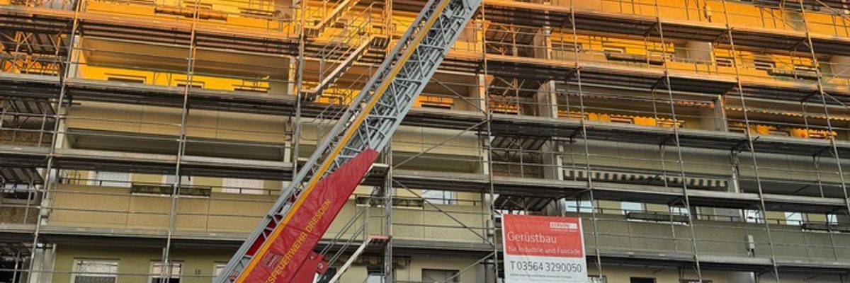 FW Dresden: Wohnungsbrand in Mehrfamilienhaus - einige Wohnungen nicht mehr bewohnbar