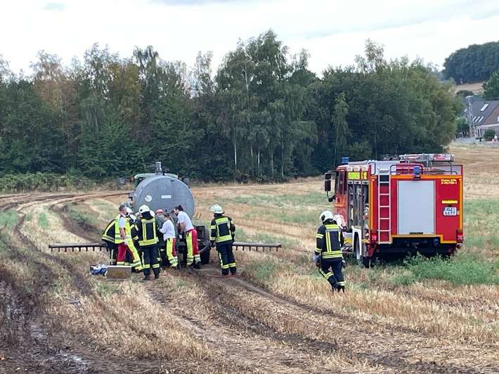 FW Kranenburg: Landwirt bei Arbeitsunfall auf Feld verletzt