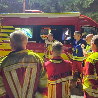 FW Lehrte: Auslaufende Flüssigkeit sorgt für Großeinsatz auf dem Rastplatz Röhrse an A2