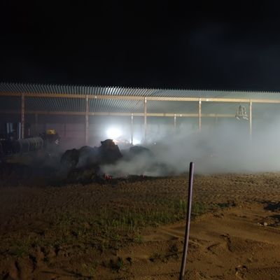 FW-RD: Heuballenbrand am späten Abend in Remmels (Kreis Rendsburg-Eckernförde)