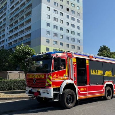 Feuerwehr MTK: Wohnungsbrand in Okrifteler Hochhaus - Mehrere Menschen und Tiere gerettet