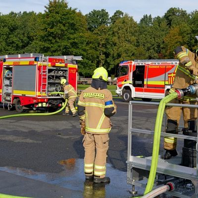 FW-PB: Mehr als 400 Feuerwehrleute kommen gehörig ins Schwitzen