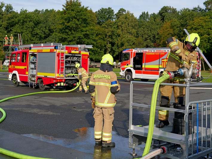 FW-PB: Mehr als 400 Feuerwehrleute kommen gehörig ins Schwitzen