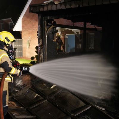 FW-SE: Feuer greift auf Doppelhaushälfte über - acht Personen betroffen