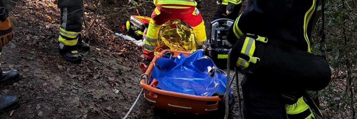 FW-EN: Feuerwehr rettet gestürzte Person aus Wald