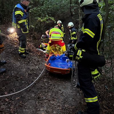 FW-EN: Feuerwehr rettet gestürzte Person aus Wald