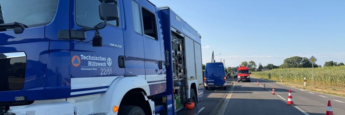 FW Alpen: Verkehrsunfall mit drei beteiligten Fahrzeugen - Hausfassade beschädigt