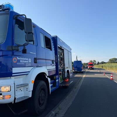 FW Alpen: Verkehrsunfall mit drei beteiligten Fahrzeugen - Hausfassade beschädigt