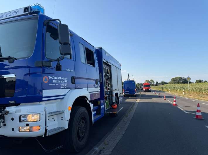 FW Alpen: Verkehrsunfall mit drei beteiligten Fahrzeugen - Hausfassade beschädigt