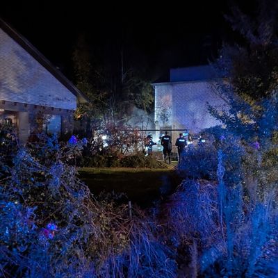 FW-KLE: Nächtlicher Brand zwischen zwei Gebäuden