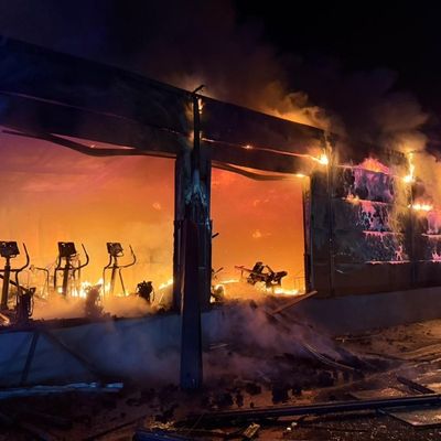 FW LK Neunkirchen: Großbrand in Wellesweiler Fitnessstudio