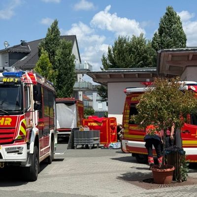 Feuerwehr MTK: Drei Einsätze an einem Tag: Gebäudebrand, Tierrettung und Aufzugsrettung
