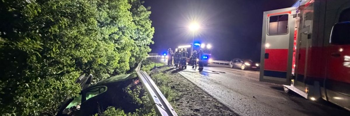 FW-NE: Verkehrsunfall auf der A57 | Ersthelfer betreuen Fahrerin vor Eintreffen der Feuerwehr