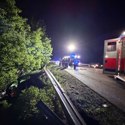 FW-NE: Verkehrsunfall auf der A57 | Ersthelfer betreuen Fahrerin vor Eintreffen der Feuerwehr