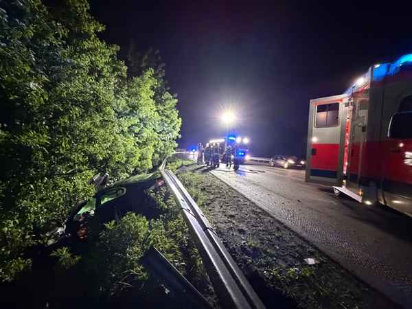 FW-NE: Verkehrsunfall auf der A57 | Ersthelfer betreuen Fahrerin vor Eintreffen der Feuerwehr