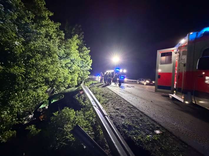 FW-NE: Verkehrsunfall auf der A57 | Ersthelfer betreuen Fahrerin vor Eintreffen der Feuerwehr