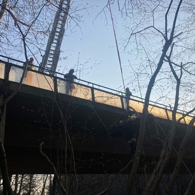 FW Mettmann: Rettung aus Tiefe nach Verkehrsunfall