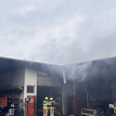 FW Gronau: Feuer in Lagerhalle am Heerweg