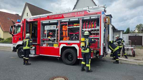 FW Celle: Rauchentwicklung aus einem Dach