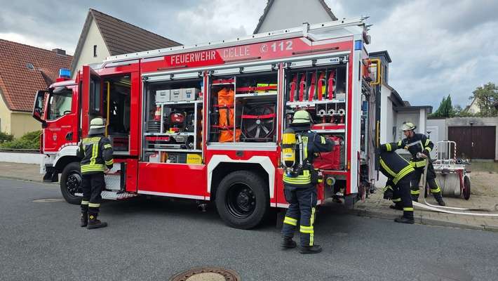 FW Celle: Rauchentwicklung aus einem Dach