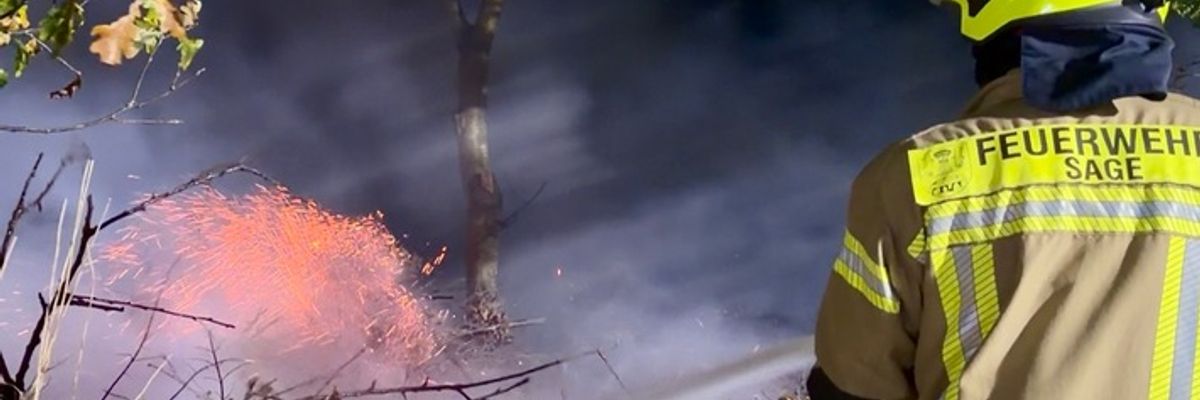 FW-OLL: Vegetationsbrand auf Nachbargrundstück von Mädchen der Jugendfeuerwehr gemeldet