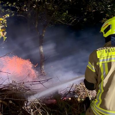 FW-OLL: Vegetationsbrand auf Nachbargrundstück von Mädchen der Jugendfeuerwehr gemeldet