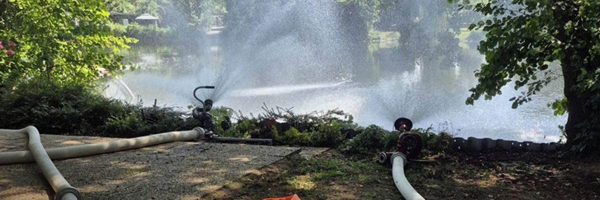 FW Rheurdt: Feuerwehr Rheurdt versucht Fischsterben zu verhindern