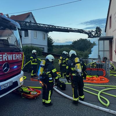 FW LK Neunkirchen: Brand eines Carports greift auf Wohnhaus über - Großalarm für die Feuerwehr Schiffweiler