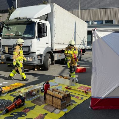 FW-EN: Verkehrsunfall - Person unter LKW eingeklemmt