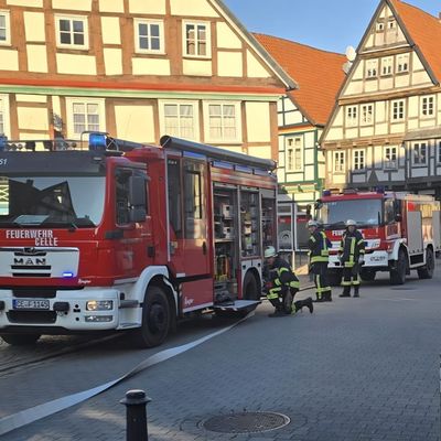 FW Celle: Starke Rauchentwicklung aus Fachwerkhaus in der Celler Altstadt - Feuer in einem Keller am ersten Weihnachtstag!
