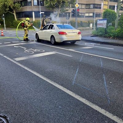 FW Ratingen: Taxi im Stadtteil West in Brand geraten