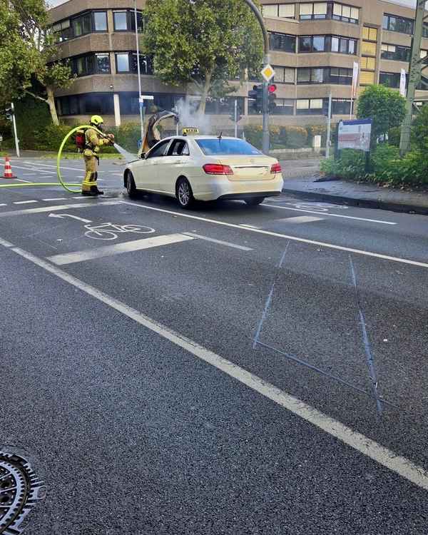 FW Ratingen: Taxi im Stadtteil West in Brand geraten