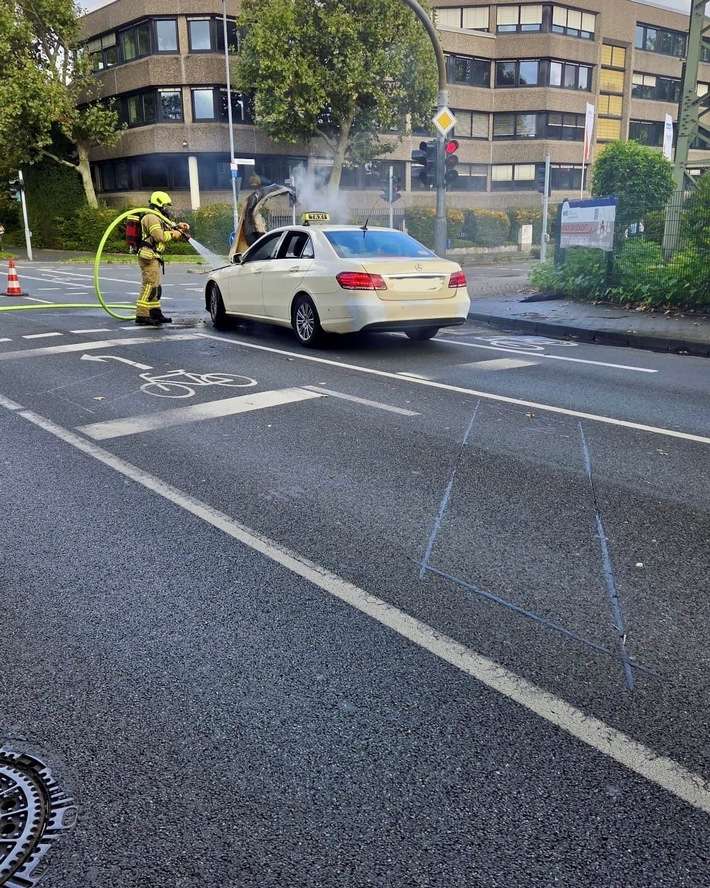 FW Ratingen: Taxi im Stadtteil West in Brand geraten