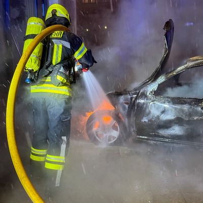 FW-DT: Brennender Pkw in der Innenstadt