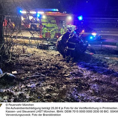 FW-M: Ersthelfer reagieren bei Verkehrsunfall vorbildlich (Riem)