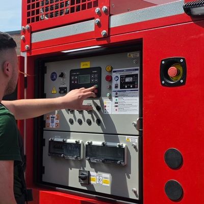 FW Celle: Feuerwehr kühlt 15 Tonnen Tiefkühlfracht - LKW verunfallt!