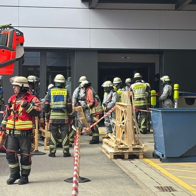 FW Norderstedt: Gefahrstoffreaktion in Labor - Feuerwehr mit Großaufgebot im Einsatz Norderstedt, 15.04.2026 - 12:56 Uhr