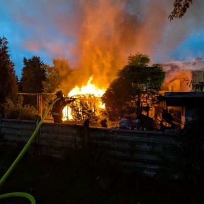 FW-WRN: Brand eines Gartenhauses drohte auf Wohnhaus überzugreifen