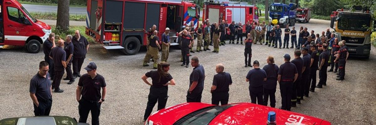 FW Kranenburg: Grenzen überwinden, bevor der Ernstfall eintritt Feuerwehren aus Deutschland und den Niederlanden vertiefen Zusammenarbeit bei Vegetationsbrandbekämpfung